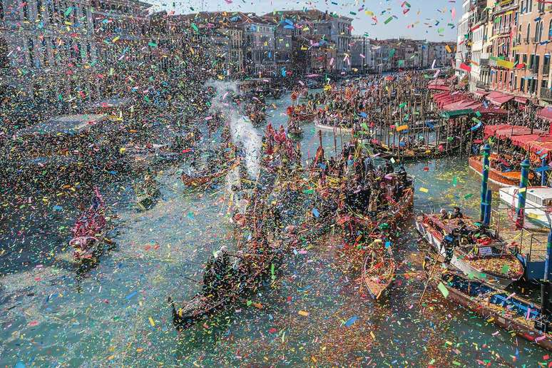 As g&ocirc;ndolas de Veneza, It&aacute;lia, com pap&eacute;is coloridos.