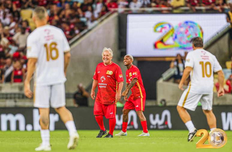 Zico no gramado do Maracan&atilde; em uma das edi&ccedil;&otilde;es do &ldquo;Jogo das Estrelas&rdquo; &ndash;