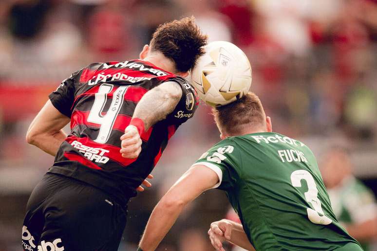 Pereira, do Flamengo, disputa com Fuchs, do Palmeiras. Cariocas levaram a melhor &ndash;