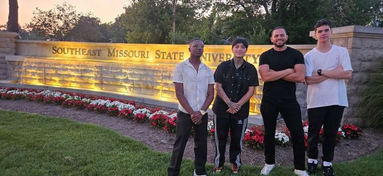 Trio de alunos que receberam bolsas integrais da SEMO em 2025, iniciativa intermediada por Felipe Brito. 