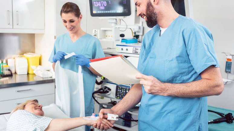 Indicada principalmente a partir dos 45 anos ou em casos de sintomas, a colonoscopia ajuda a acompanhar a sa&uacute;de intestinal ao longo dos anos &ndash; depositphotos.com / Kzenon