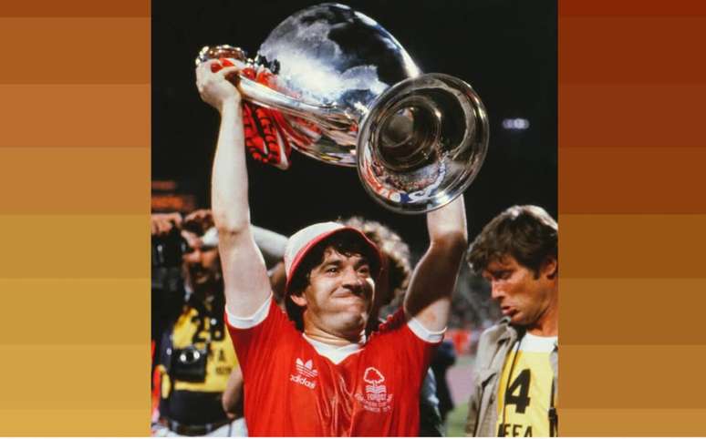 Robertosn levanta a ta&ccedil;a da Champions. Foi dele o gol do titulo no jogo do bicampeonato continental, em 1979/80.