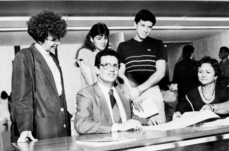 Em 1987, o ent&atilde;o senador integrou a Assembleia Nacional Constituinte, que elaborou a Constitui&ccedil;&atilde;o de 1988. Chiarelli integrou a Assembleia Nacional Constituinte e assinou a Constitui&ccedil;&atilde;o.