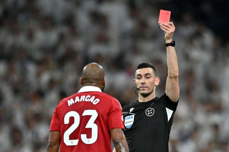 Marc&atilde;o sendo expulso na derrota do Sevilla 