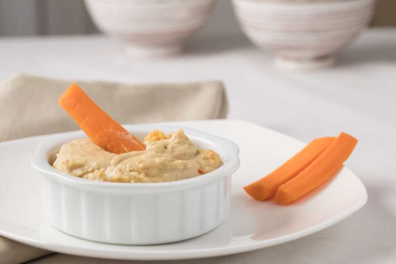 Palito de cenoura com homus 