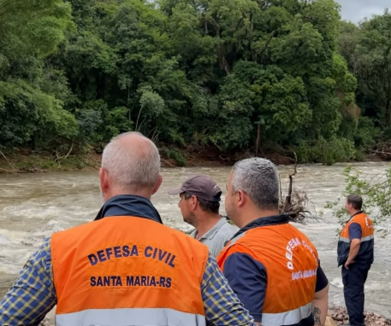 Equipes de Defesa Civil e do Corpo de Bombeiros est&atilde;o monitorando &aacute;reas de risco em Santa Maria (RS)