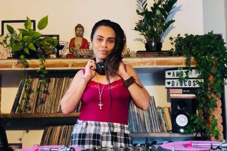 Gisele Frade com equipamento de DJ