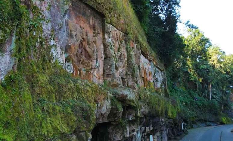 The Wall of Sculptures brings together characters, symbols and scenes from the daily life of Santa Catarina in one of the most curious landscapes of the State – Reproduction