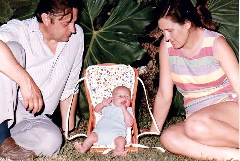 Vladimir Roslik e Mar&iacute;a Zavalkin com seu filho, Valery