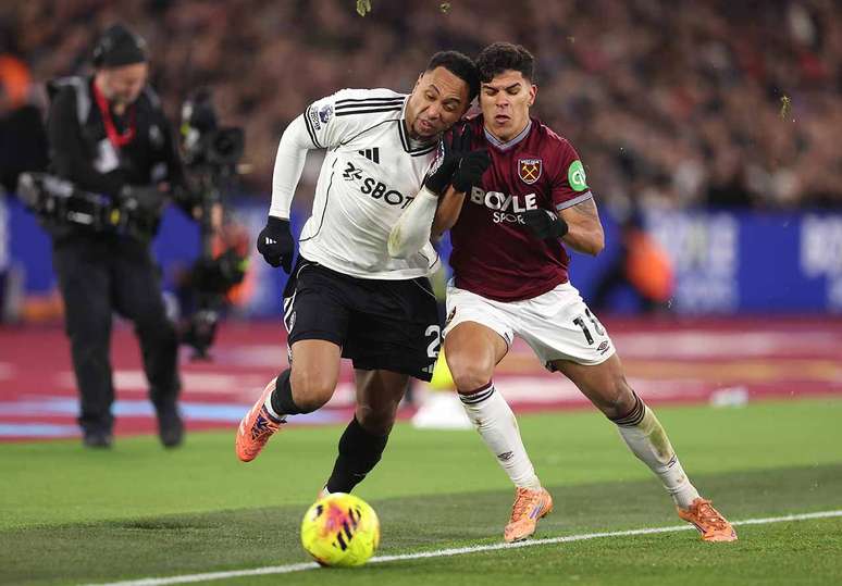 &nbsp;Mateus Fernandes, do West Ham United (&agrave; direita)&nbsp; batalha pela bola com Kenny Tete, do Fulham.