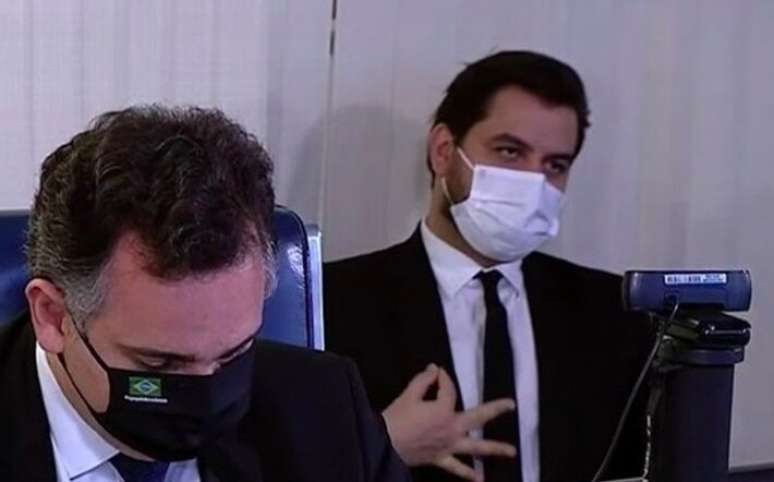 Filipe Martins faz gesto em sess&atilde;o do Senado, transmitida ao vivo.