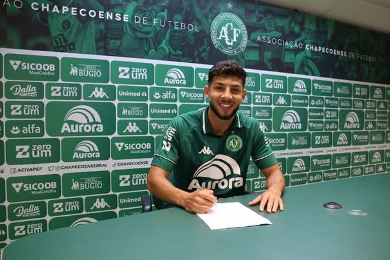 Kaique Maciel renovou seu contrato com a Chapecoense at&eacute; abril de 2027 