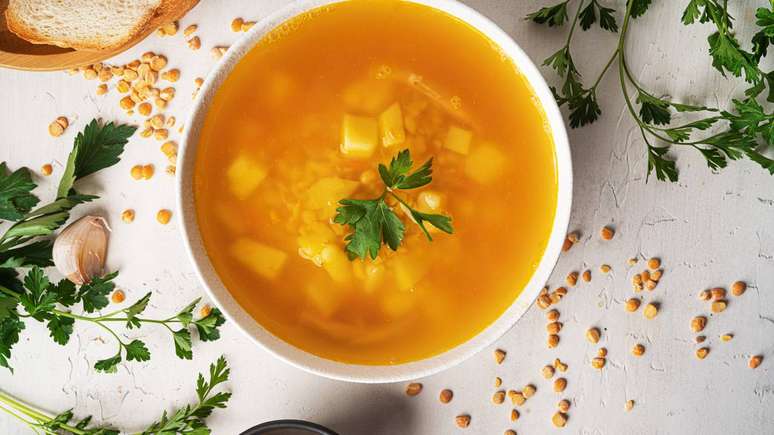 Caldo como entrada pode ser aliado da alimenta&ccedil;&atilde;o equilibrada, especialmente quando feito com vegetais, pouco sal e baixa gordura &ndash; depositphotos.com / yulyamade
