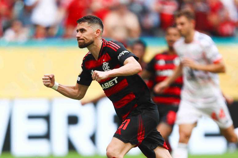 De p&ecirc;nalti, Jorginho marcou seu primeiro gol pelo Flamengo contra o Bayern &ndash;