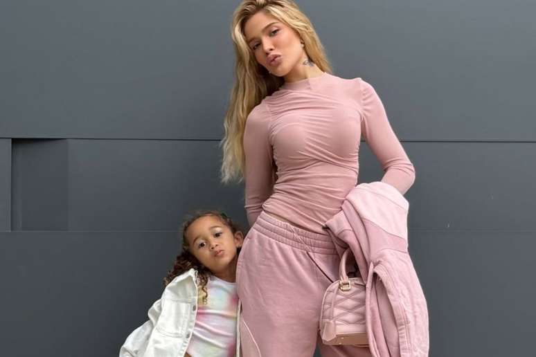 Cec&iacute;lia e sua m&atilde;e, Karoline Lima