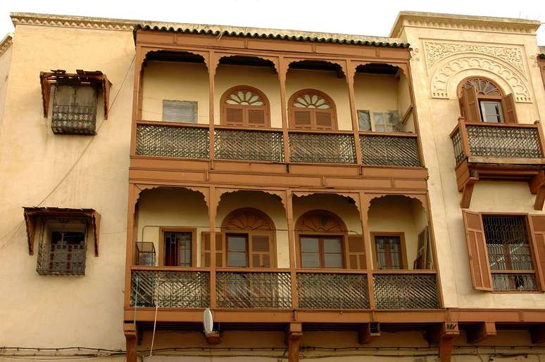 Muxarabi, elemento vazado nas fechadas, est&aacute; presente h&aacute; s&eacute;culos na arquitetura &aacute;rabe. Na foto, pr&eacute;dio no Marrocos
