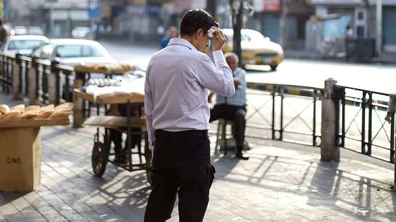 కొన్ని నాడీ సంబంధిత వ్యాధులలో చెమట పట్టే సామర్థ్యం రాజీపడవచ్చు