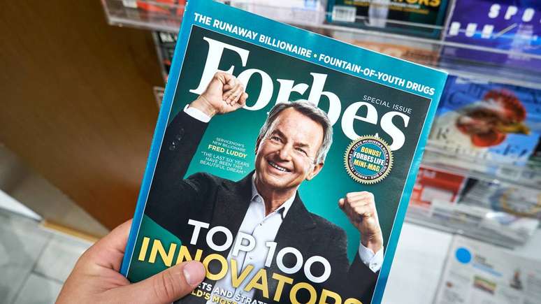 Mesmo em um cen&aacute;rio de m&iacute;dia digital e fragmentada, a revista Forbes segue associada a sucesso financeiro, influ&ecirc;ncia e credibilidade no universo dos neg&oacute;cios globais &ndash; depositphotos.com / dennizn