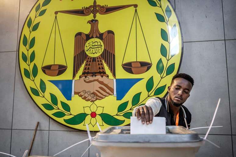 ఒక వ్యక్తి 2024 అధ్యక్ష ఎన్నికల సమయంలో పోలింగ్ స్టేషన్‌లో సోమాలిలాండ్ జాతీయ చిహ్నం ముందు హర్గీసాలో తన ఓటు వేసాడు