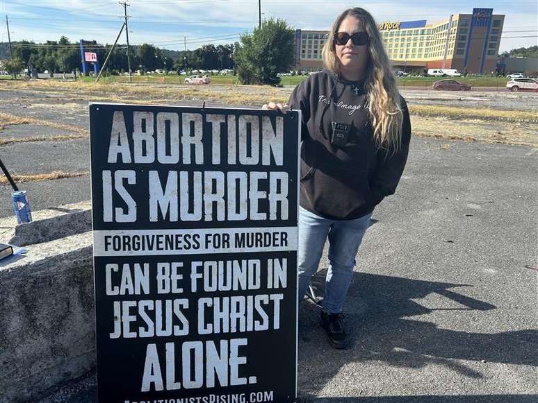 Sammi Cooper &eacute; contr&aacute;ria ao aborto e protesta contra a cl&iacute;nica