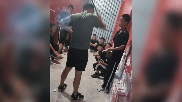 Imagens obtidas pela BBC, gravadas em uma das escolas de Li Zheng, mostram um instrutor batendo na m&atilde;o de um aluno
