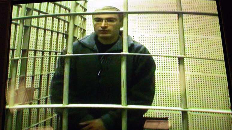 మిఖాయిల్ ఖోడోర్కోవ్స్కీ రష్యాలో అత్యంత ధనవంతుడు, కానీ అతన్ని అరెస్టు చేశారు మరియు అతని యుకోస్ చమురు కంపెనీ జాతీయం చేయబడింది.