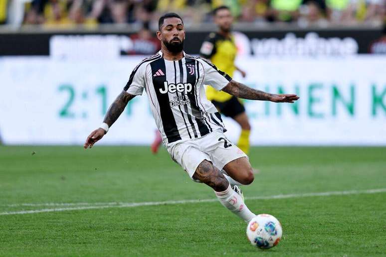 Douglas Luiz em a&ccedil;&atilde;o pela Juventus &ndash;