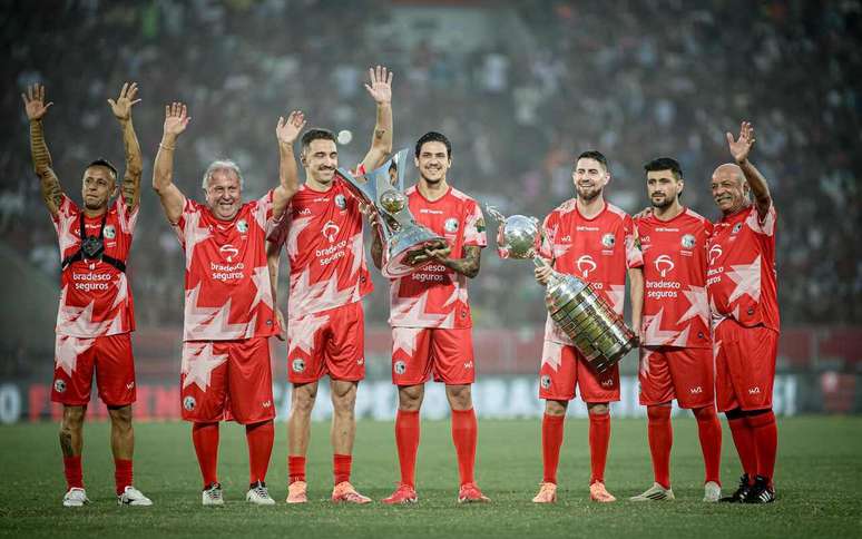 L&eacute;o Ortiz exibe ta&ccedil;as do Brasileir&atilde;o e da Libertadores antes de Jogo das Estrelas &ndash;