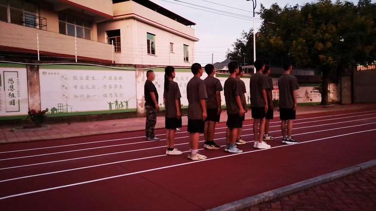 Imagens gravadas de forma disfar&ccedil;ada mostram alunos submetidos a treinamentos de car&aacute;ter militar em uma nova escola criada por ex-funcion&aacute;rios das institui&ccedil;&otilde;es de Li Zheng