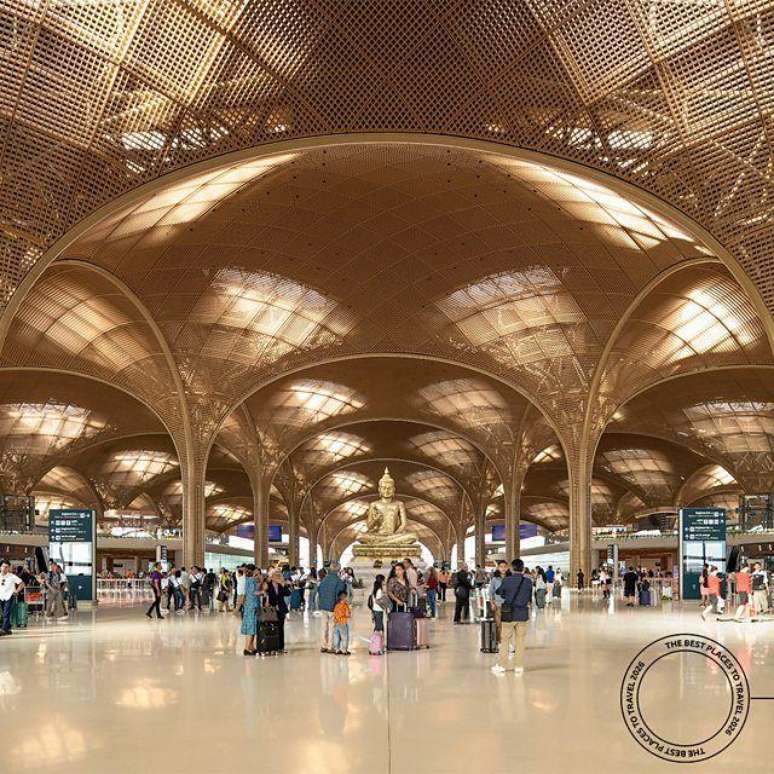 O projeto do novo aeroporto do Camboja traz um teto ventilado, em treli&ccedil;a, trazendo luz natural para o ambiente