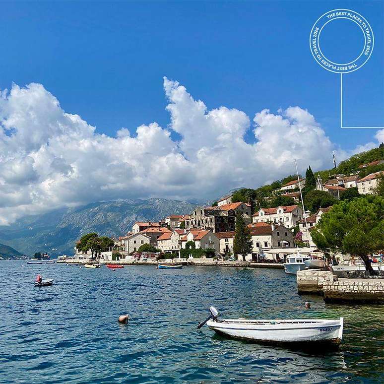 Frequentemente indicada como o fiorde mais ao sul da Europa, a ba&iacute;a de Kotor &eacute; Patrim&ocirc;nio Mundial da Unesco