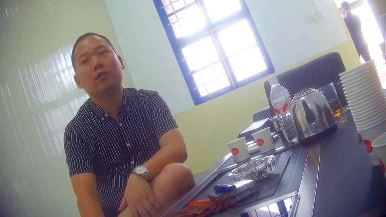 Li Yunfeng disse a pesquisadores disfar&ccedil;ados que o grupo anterior estava "&agrave; beira do colapso", mas que ele est&aacute; ajudando a abrir uma nova escola