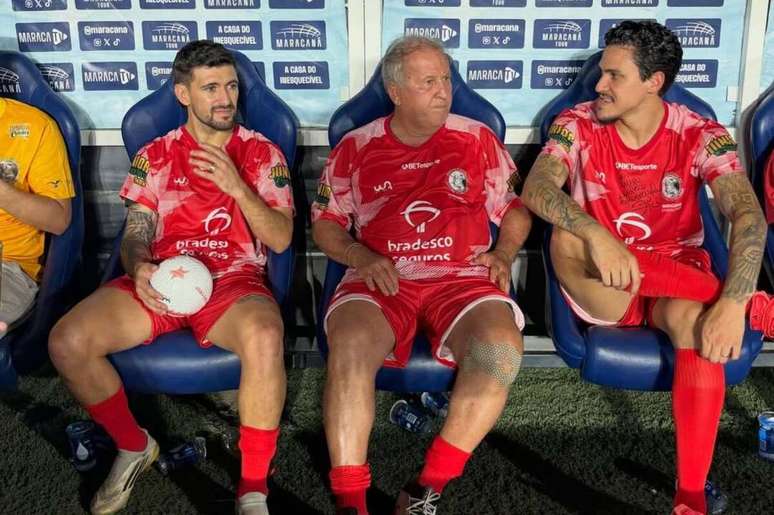 Zico entre Arrascaeta e Pedro &ndash;