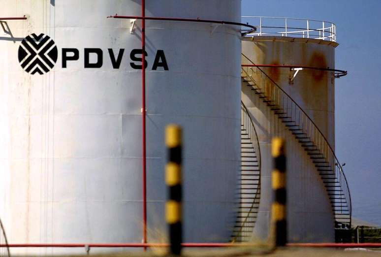 Tanques da PDVSA, estatal venezuelana; Maduro afirma que Trump quer tomar o petr&oacute;leo da Venezuela