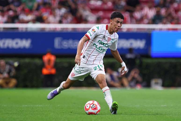 Johan Rojas em a&ccedil;&atilde;o pelo Necaxa; jogador pr&oacute;ximo de acertar com o Vasco &ndash;