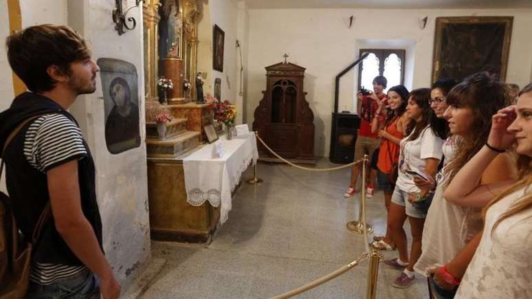 Turistas no Santu&aacute;rio da Miseric&oacute;rdia em Borja para ver o Ecce Homo modificado de perto