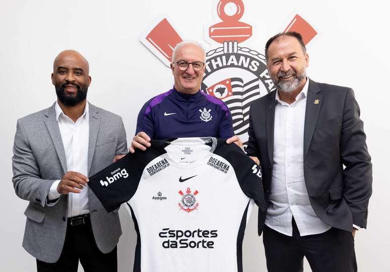 Fabinho Soldado (esquerda) e Augusto Melo (direita) contrataram Dorival J&uacute;nior para comandar o Corinthians &ndash;