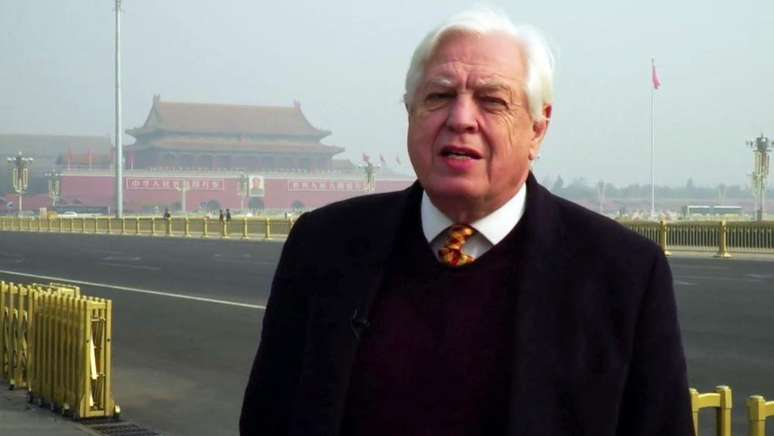 John Simpson passou boa parte do tempo cobrindo a China desde 1989 (na foto, na Pra&ccedil;a da Paz Celestial, em 2016)