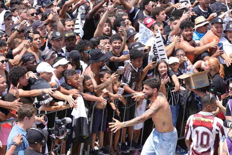Yuri Alberto comemora a conquista da Copa do Brasil com a torcida do Corinthians &ndash;