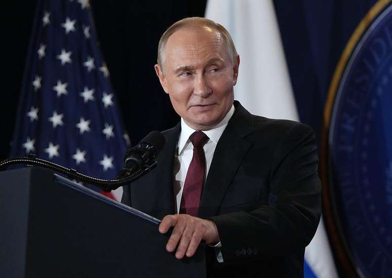 Putin afirmou que a R&uacute;ssia n&atilde;o pretende entrar em guerra com a Europa, mas disse estar pronta "agora mesmo" caso os europeus queiram