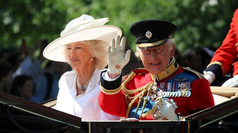 Rei Charles e Rainha Camilla em carruagem &ndash;