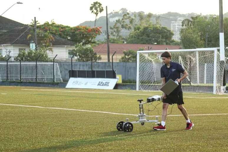 Tend&ecirc;ncia &eacute; que o Santos utilize campo com grama sint&eacute;tica antes de jogos em est&aacute;dios com o meso piso &mdash;
