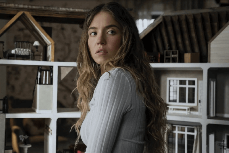 &ldquo;A Empregada&rdquo; acompanha uma jovem com passado turbulento que descobre os segredos sombrios da fam&iacute;lia milion&aacute;ria para qual trabalha 