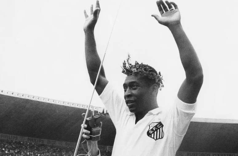 Tr&ecirc;s anos sem Pel&eacute;: Santos reverencia Rei em postagem &ndash;