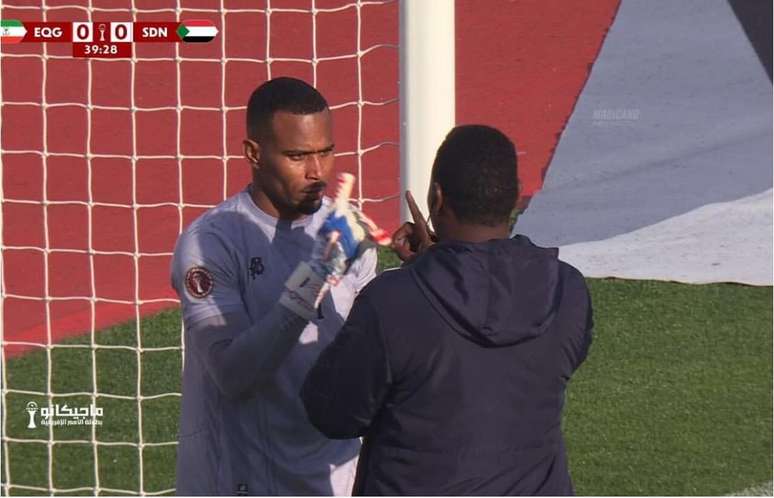 Monged Elneel cai no gramado no duelo entre Sud&atilde;o e Guin&eacute; Equatorial&nbsp; &ndash;