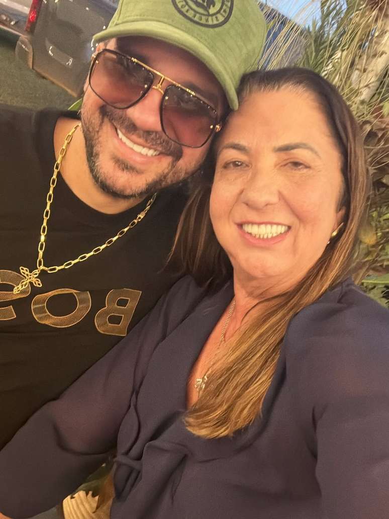 Padrasto de Virginia rebate internauta que insinuou 'falta de amor' entre a influenciadora e o jogador