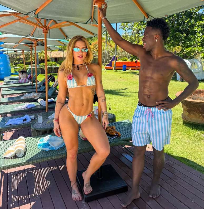 Vini Jr volta para a Espanha em jato particular ap&oacute;s fim de semana com Virginia na Bahia