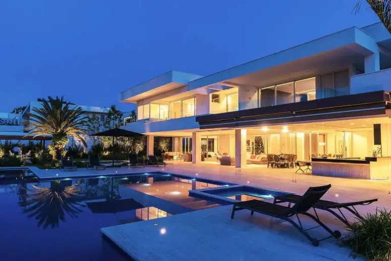 వోర్కారో మరియు అధికారుల మధ్య ప్రైవేట్ సమావేశాల కోసం బ్రసిలియాలో ఈ భవనం తెరవెనుక ప్రసిద్ధి చెందింది. 