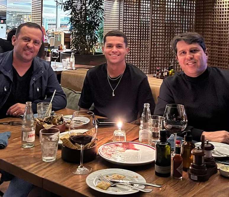 Luan Brito ao lado do pai, Marco Brito e empres&aacute;rio &ndash;