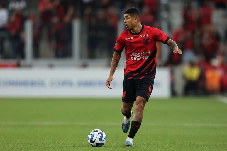 Fernando est&aacute; de sa&iacute;da do Athletico 